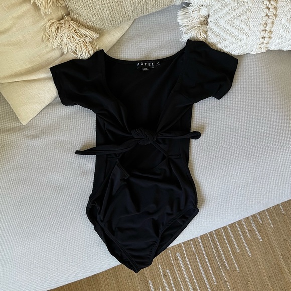 Princess Polly Bodysuit - Picture 1 of 4